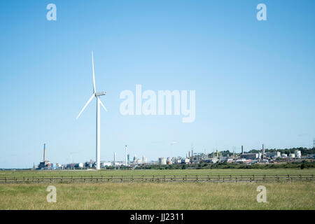 Pylone und Windkraftanlagen Erzeugung und Verteilung von Strom an das nationale Stromnetz. Stockfoto