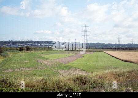 Pylone und Windkraftanlagen Erzeugung und Verteilung von Strom an das nationale Stromnetz. Stockfoto