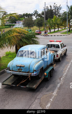 Eine alte amerikanische Oldtimer ist für Reparaturen durch einen Abschleppwagen in Miramar, Havanna, Kuba abgeschleppt Stockfoto