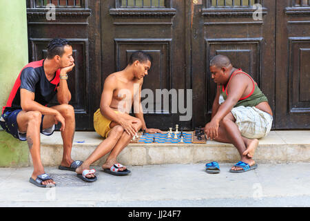 Kubanische Männer spielen Schach in eine typische Straßenszene in La Habana Vieja, Alt-Havanna, Kuba Stockfoto