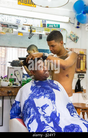 Kubanischen Friseur, Friseur Schnitt ist ein Kunden-Haar in Alt-Havanna, Kuba Stockfoto