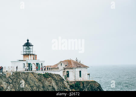 Historischen California Point Bonita Lighthouse und Hängebrücke an einem nebeligen Tag in Marin County Stockfoto