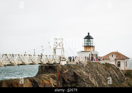 Historischen California Point Bonita Lighthouse und Hängebrücke an einem nebeligen Tag in Marin County Stockfoto