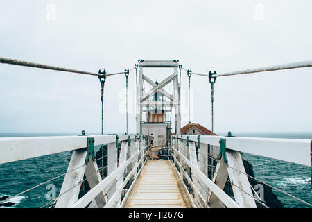 Historischen California Point Bonita Lighthouse und Hängebrücke an einem nebeligen Tag in Marin County Stockfoto