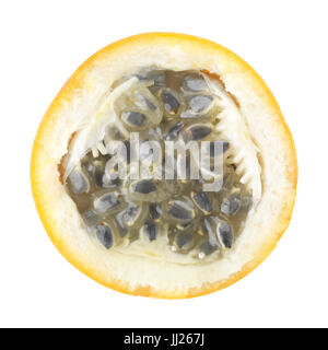 In Scheiben geschnitten Reife gelbe Passionsfrucht mit Samen im Inneren, Passionfruit isoliert auf weißem Hintergrund Stockfoto