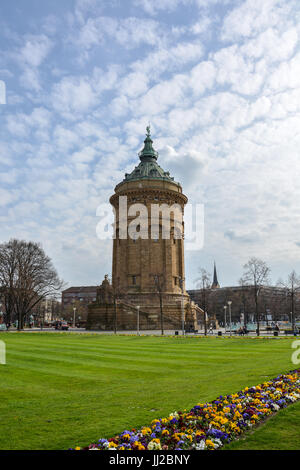 Das Wahrzeichen "Wasserturm" am Friedrichsplatz in Mannheim mit Blumen in der front Stockfoto