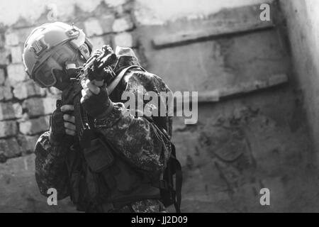 Foto eines Soldaten mit Waffen Stockfoto