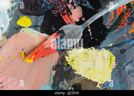 Spachtel mit Ölgemälde Farben auf Pallette Hintergrund Stockfoto