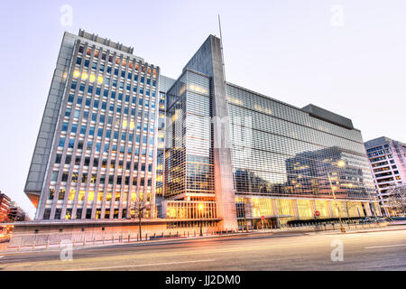 Washington DC, USA - 4. März 2017: World Bank Group zentrale Eingang, moderner Glasbau mit Straße bei Sonnenuntergang Stockfoto