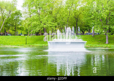 Montreal, Kanada - 26. Mai 2017: Grüne Brunnen und See im Park La Fontaine in Quebec Stadt der Region im Sommer Stockfoto