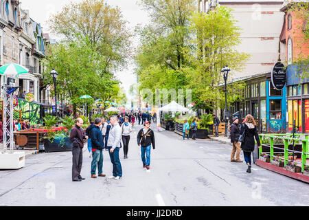 Montreal, Kanada - 26. Mai 2017: Passanten auf der Straße Saint Denis in Montreal Plateau Mont-Royal in der Region Quebec Stockfoto