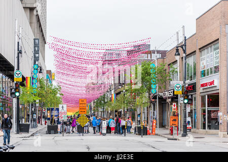 Montreal, Kanada - 26. Mai 2017: Sainte Catherine Street in Montreal Gay Village in Quebec Region mit hängenden Dekorationen Stockfoto