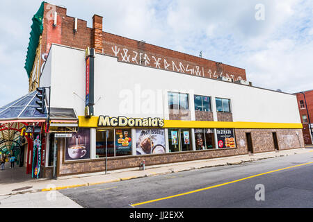 Montreal, Kanada - 27. Mai 2017: McDonalds Zeichen und Logos von St-Hubert Straße Rue Beaubien in Plateau Nachbarschaft in Stadt in der Region Quebec Stockfoto