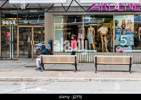 Montreal, Kanada - 27. Mai 2017: Ardene Kleidung Bekleidung Shop Eingang und Zeichen in Stadt Quebec Region mit Passanten Stockfoto