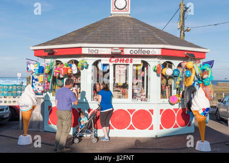 Kunden kaufen Eis Kegel vom berühmten Kiosk am Hafen von Courtown, County Wexford, Irland. Stockfoto