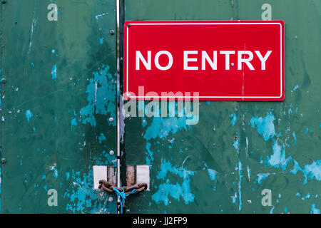 Verschlossene Stahltür am Industriestandort sagen "No Entry" Stockfoto