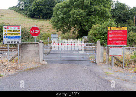 Manuell bedienten Bahnübergang auf eine Bahnstrecke von Iarnród Éireann Stockfoto