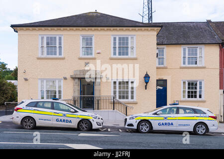 Zwei livrierte Streifenwagen vor einem Garda Siochana irische Polizei-Station geparkt. Stockfoto