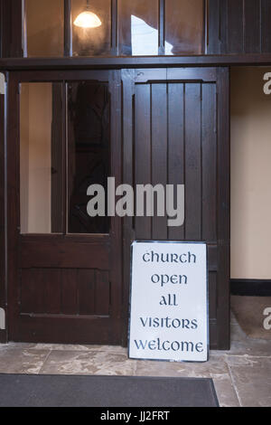 Melden Sie sich am Eingang einer Kirche, die Beratung von Menschen, die Kirche geöffnet ist und Besucher herzlich willkommen sind Stockfoto