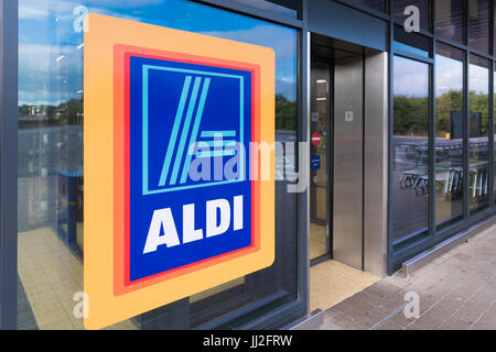 Vor dem Eingang zu einem Aldi-store Stockfoto