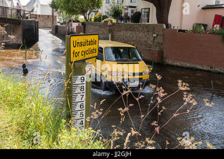 Melden Sie sagen "für Radfahrer ungeeignet" an der Furt über den Fluss Sid in Sidmouth, Devon, mit einem van, die Überquerung des Flusses. Stockfoto