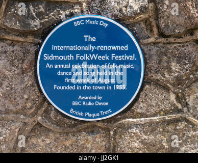 Blaue Gedenktafel Sidmouth Folk-Woche, von BBC Radio Devon, die Plakette ausgezeichnet befindet sich auf der Ham-Bereich. Stockfoto