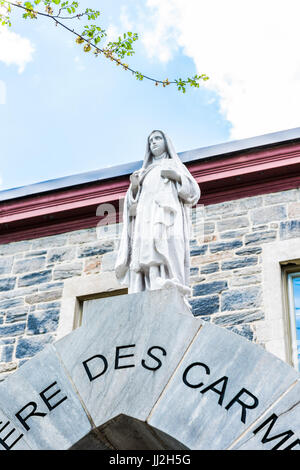 Montreal, Kanada - 27. Mai 2017: Kloster des Karmeliter Kirche Eingang mit Bogen auf Straße im Stadtteil Plateau in Region Quebec Stockfoto