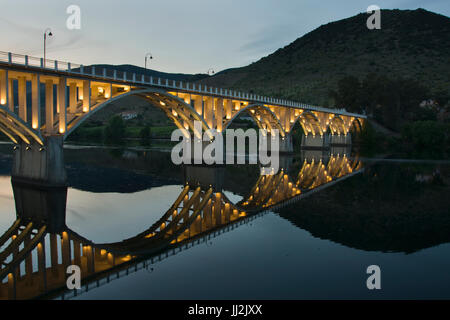 Europa, PORTUGAL, Barca d ' Alva Region, Barca d ' Alva, Brücke über den Fluss Douro in der Abenddämmerung Stockfoto