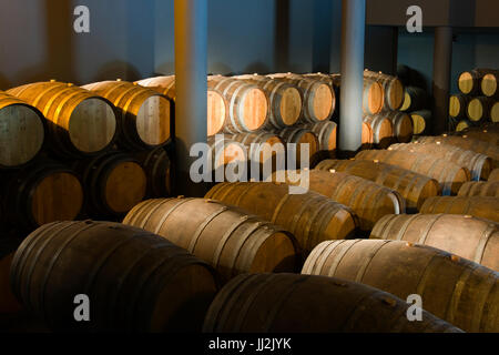 Europa, PORTUGAL, Cima Corgo, Quinta do Seixo Bodega, Portwein-Fässern im Keller Stockfoto