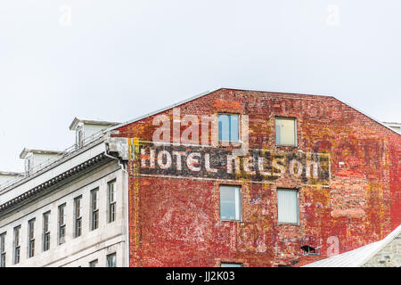 Montreal, Kanada - 27. Mai 2017: Altstadt mit Closeup Hotel Nelson Zeichen auf Ziegelwand in Region Québec Stockfoto