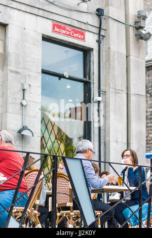 Montreal, Kanada - 27. Mai 2017: Altstadt mit Leute sitzen Essen und genießen Atmosphäre abends außerhalb Restaurants in der Region Quebec Stockfoto