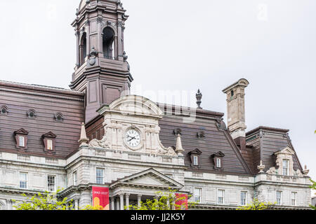 Montreal, Kanada - 27. Mai 2017: Altstadt mit Hotel de Ville Rathaus Nahaufnahme von Uhr und Turm in der Stadt Québec region Stockfoto