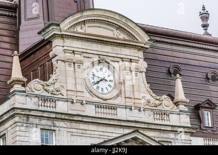 Montreal, Kanada - 27. Mai 2017: Altstadt mit Hotel de Ville Rathaus Nahaufnahme von Uhr und Turm in der Stadt Québec region Stockfoto