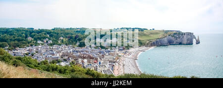 Vue du Dorf et des Falaises Etretat, Normandie, Frankreich - Blick auf die Klippen und das Dorf von Etretat, Normandie, Frankreich Stockfoto