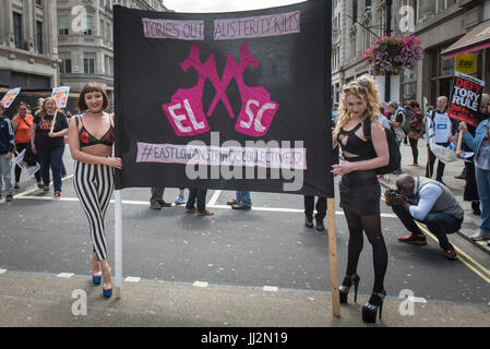 London, UK. 1. Juli 2017. Im Bild: Zwei Demonstranten nannten sich die East London Stripperinnen Collective halten einen Banner in der Regent Street.  / Mehrere Stockfoto