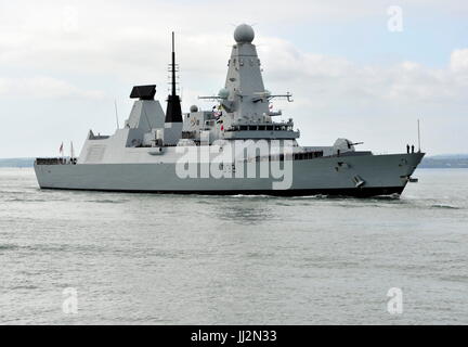 AJAXNETPHOTO.15TH MAI 2015. -PORTSMOUTH, ENGLAND. -ART 45 ZERSTÖRER HMS DAUNTLESS EINGABE HAFEN. FOTO: TONY HOLLAND/AJAX REF: DTH151505 38026 Stockfoto