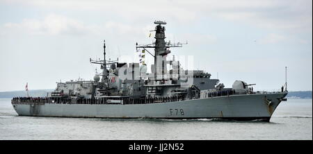 AJAXNETPHOTO. 15. MAI 2015. PORTSMOUTH, ENGLAND. -FREGATTE KEHRT ZURÜCK. -HMS KENT RÜCKKEHR AUS DEN LETZTEN MIDDLE EAST BEREITSTELLUNG. FOTO: TONY HOLLAND/AJAX REF: DTH151505 38005 Stockfoto