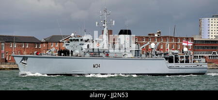 AJAXNETPHOTO. 1. JUNI 2015. PORTSMOUTH, ENGLAND. -JAGEN SIE KLASSE MINE GEGENMAßNAHMEN (MCMV) SCHIFF HMS MIDDLETON VERLASSEN BASE. FOTO: TONY HOLLAND/AJAX REF: DTH150106 38221 Stockfoto