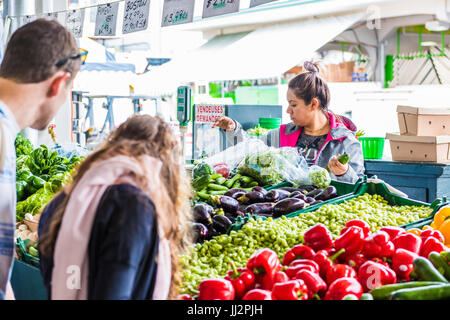 Montreal, Kanada - 27. Mai 2017: Frau Verkauf von Produkten von Gemüse Stand mit Menschen auf Jean-Talon Bauernmarkt mit Displays kaufen Stockfoto