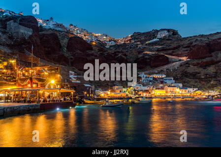 Nachtansicht des al Fresco Restaurant am Hafen Ammoudi, Oia, Santorini, Süd Ägäis, Griechenland Stockfoto