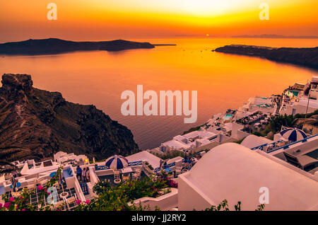 Santorin, Kykladen, Griechenland. Sonnenuntergang über Imerovigli in der Nähe von Thira Stadt und Firostefani. Stockfoto