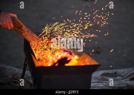 Feuer am Strand, haben wir eine Pause, wir braten Schaschlik Stockfoto