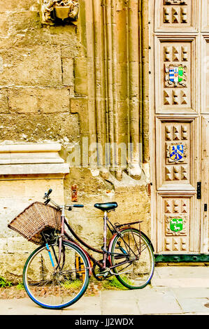 Oxford, Fahrrad an der Wand der Bodleian Library, in der Nähe der Eingangstür; Fahrrad Vor Dem Eingang Zur Bodleian Bibliothek Stockfoto