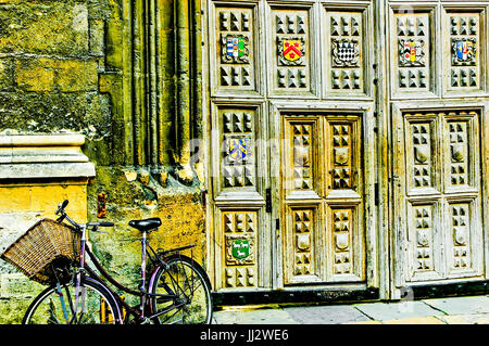 Oxford, Fahrrad an der Wand der Bodleian Library, in der Nähe der Eingangstür; Fahrrad Vor Dem Eingang Zur Bodleian Bibliothek Stockfoto