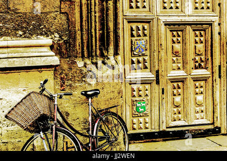 Oxford, Fahrrad an der Wand der Bodleian Library, in der Nähe der Eingangstür; Fahrrad Vor Dem Eingang Zur Bodleian Bibliothek Stockfoto