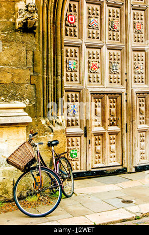 Oxford, Fahrrad an der Wand der Bodleian Library, in der Nähe der Eingangstür; Fahrrad Vor Dem Eingang Zur Bodleian Bibliothek Stockfoto