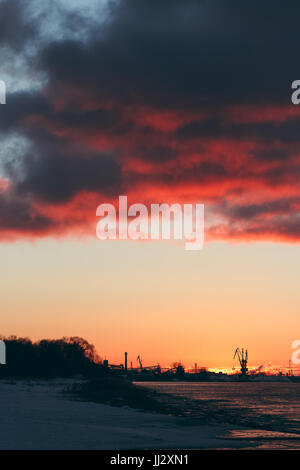 Warme Winter Sonnenaufgang über den Frachthafen in Riga Stockfoto