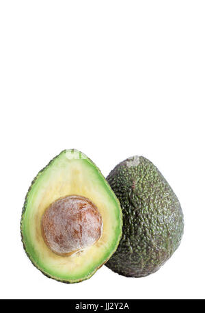 Zwei Scheiben Avocado Rücken an Rücken auf in Schriftart mit Kern Stockfoto