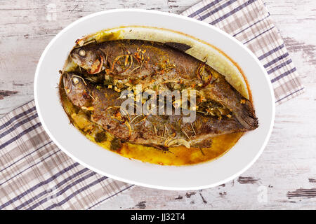 Zwei gegrillte Forellen von oben. Kulinarischen Meeresfrüchte essen. Stockfoto