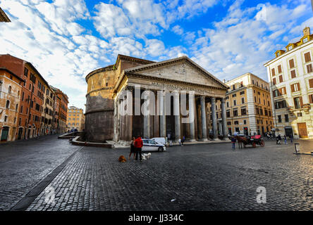 Anfang Sommer morgen im Pantheon Piazza della Rotonda in Rom, Italien, mit Hunden, die Polizei und die Polizei Auto und ein Pferd und Buggy Stockfoto